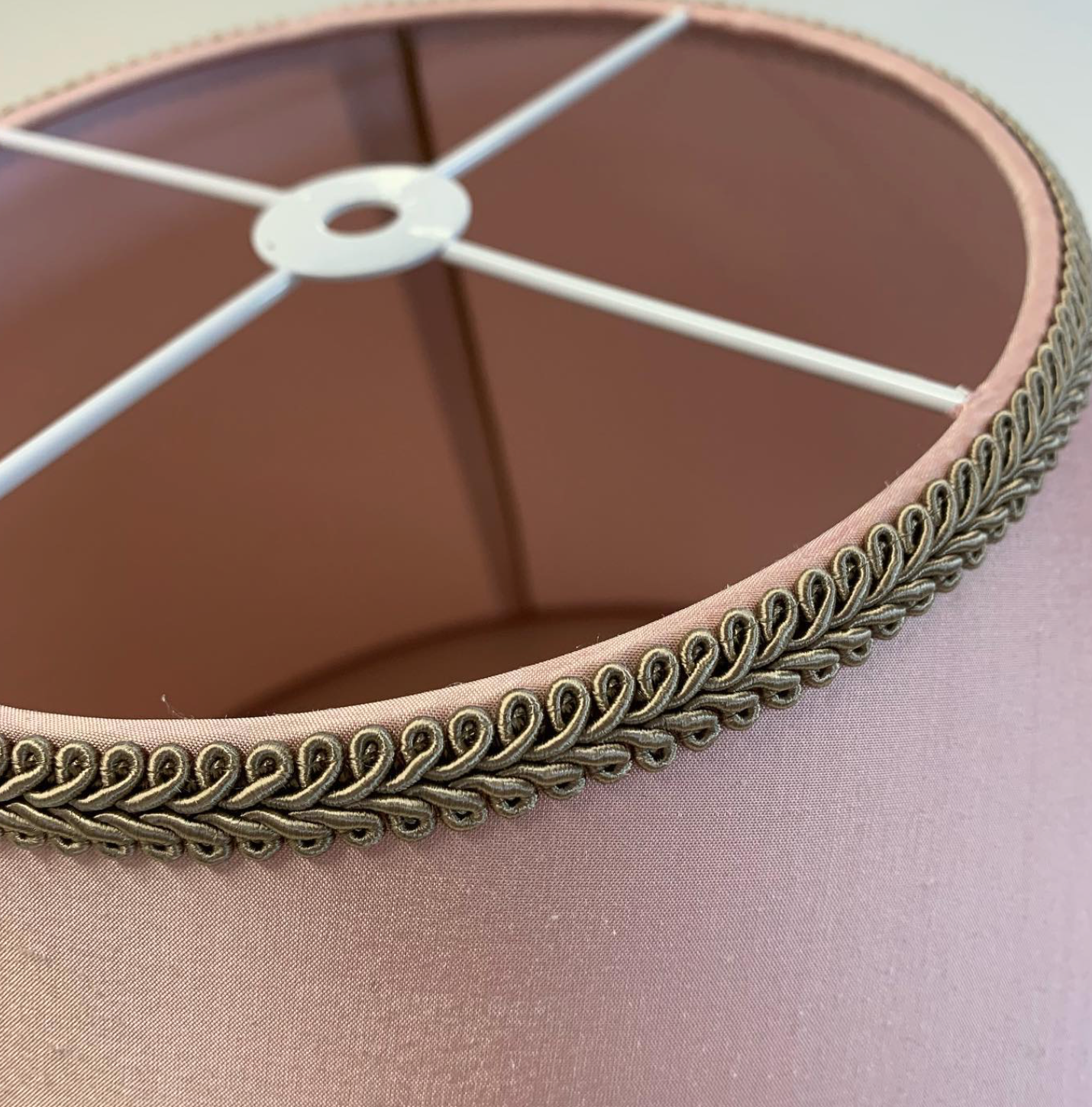 Coussins et abat-jour sur mesure par Tapisserie & Décoration BIC, réalisation n°5