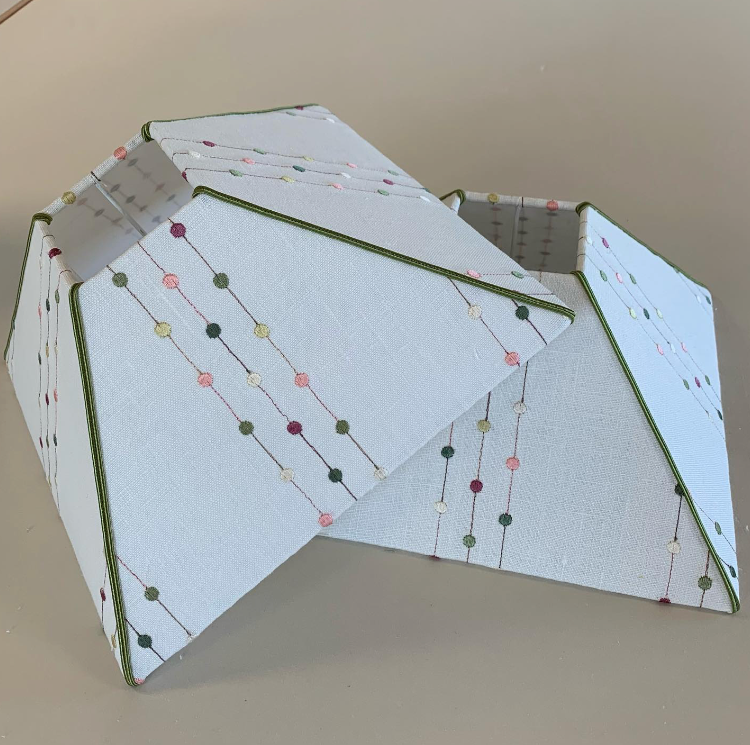 Coussins et abat-jour sur mesure par Tapisserie & Décoration BIC, réalisation n°41