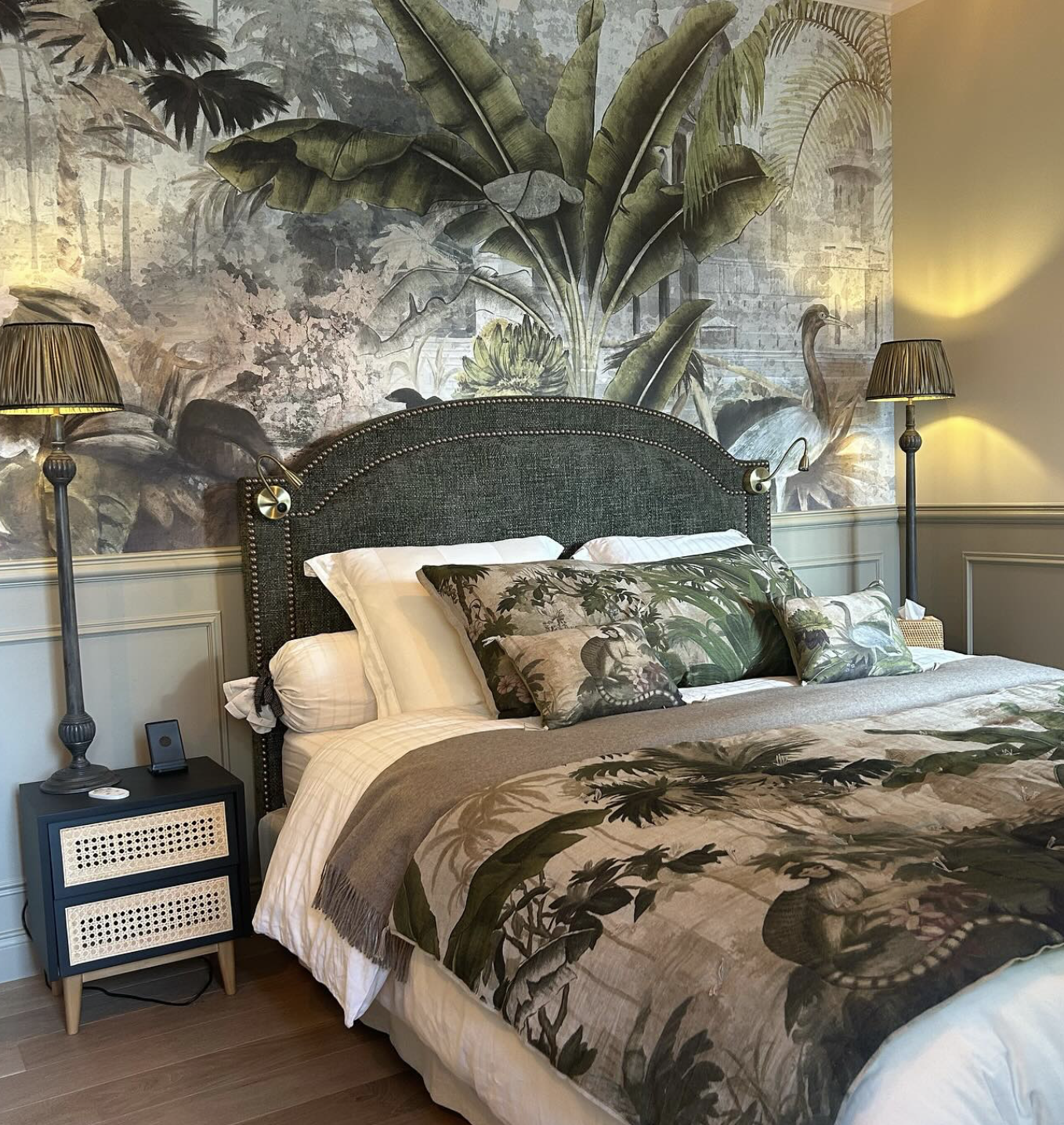 Chambre décorée avec tête de lit et linge de lit à motifs végétaux