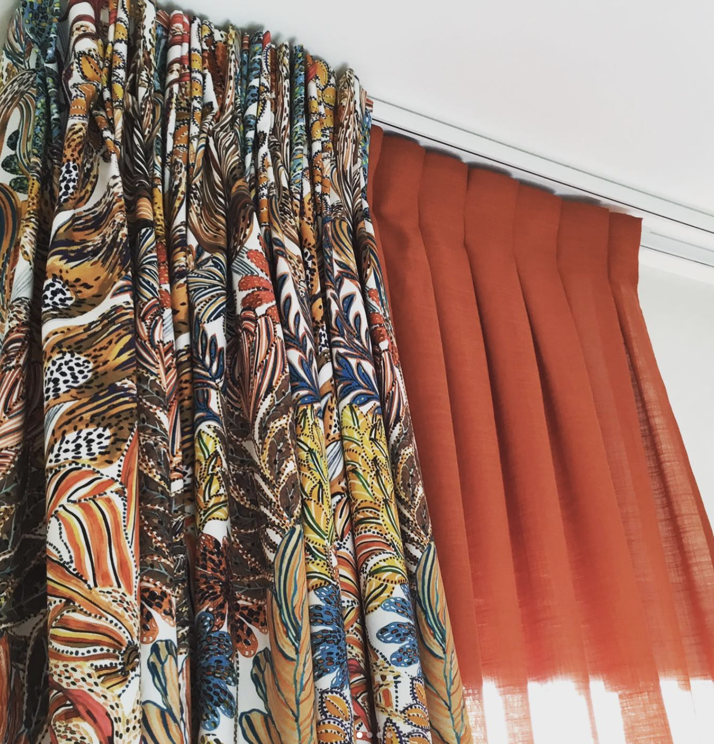 Rideaux sur mesure en tissus imprimés et orange
