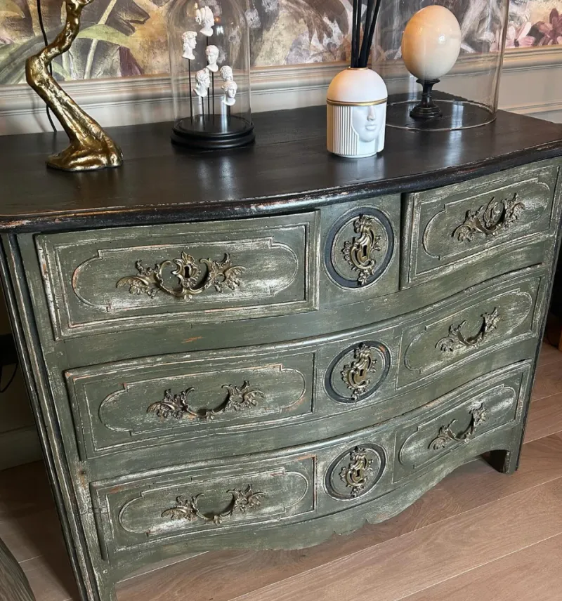 Commode ancienne galbée patinée en vert, avec bronzes