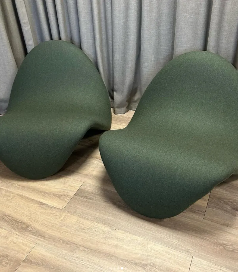 Paire de fauteuils design recouverts de tissu vert