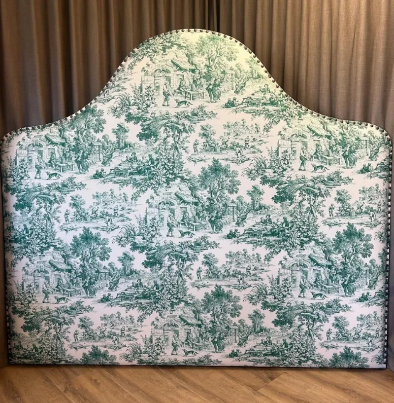 Tête de lit chantournée en toile de Jouy verte bordée de clous décoratifs