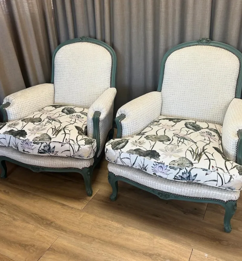 Paire de fauteuils anciens refaits, dossier blanc et assise à motifs botaniques